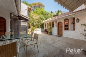 Casa à venda com 460m², 3 dormitórios, 1 suíte, 4 vagas, no bairro Vila Conceição em Porto Alegre