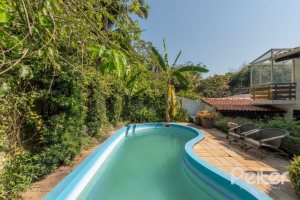 Casa à venda com 460m², 3 dormitórios, 1 suíte, 4 vagas, no bairro Vila Conceição em Porto Alegre