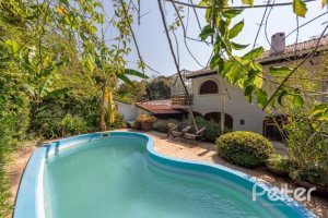 Casa à venda com 460m², 3 dormitórios, 1 suíte, 4 vagas, no bairro Vila Conceição em Porto Alegre