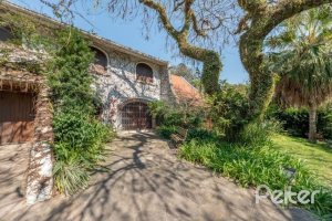 Casa à venda com 460m², 3 dormitórios, 1 suíte, 4 vagas, no bairro Vila Conceição em Porto Alegre