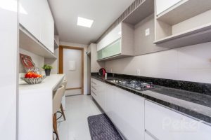 Apartamento à venda com 103m², 3 dormitórios, 1 suíte, 2 vagas, no bairro Cristal em Porto Alegre