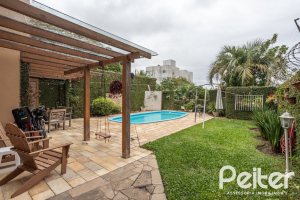 Casa à venda com 270m², 3 dormitórios, 3 suítes, 3 vagas, no bairro Cristal em Porto Alegre