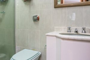 Casa à venda com 270m², 3 dormitórios, 3 suítes, 3 vagas, no bairro Cristal em Porto Alegre