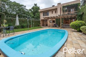 Casa à venda com 270m², 3 dormitórios, 3 suítes, 3 vagas, no bairro Cristal em Porto Alegre