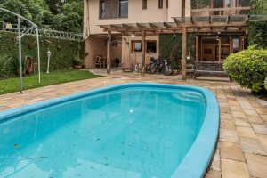 Casa à venda com 270m², 3 dormitórios, 3 suítes, 3 vagas, no bairro Cristal em Porto Alegre