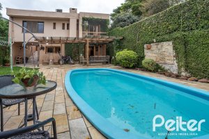 Casa à venda com 270m², 3 dormitórios, 3 suítes, 3 vagas, no bairro Cristal em Porto Alegre