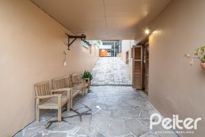 Casa à venda com 270m², 3 dormitórios, 3 suítes, 3 vagas, no bairro Cristal em Porto Alegre