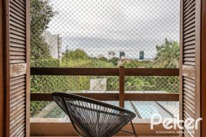 Casa à venda com 270m², 3 dormitórios, 3 suítes, 3 vagas, no bairro Cristal em Porto Alegre