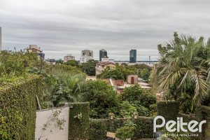 Casa à venda com 270m², 3 dormitórios, 3 suítes, 3 vagas, no bairro Cristal em Porto Alegre