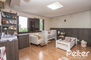 Casa à venda com 270m², 3 dormitórios, 3 suítes, 3 vagas, no bairro Cristal em Porto Alegre