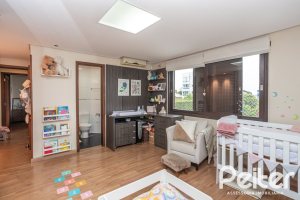 Casa à venda com 270m², 3 dormitórios, 3 suítes, 3 vagas, no bairro Cristal em Porto Alegre