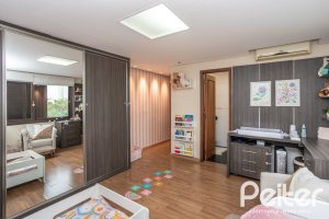 Casa à venda com 270m², 3 dormitórios, 3 suítes, 3 vagas, no bairro Cristal em Porto Alegre