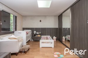 Casa à venda com 270m², 3 dormitórios, 3 suítes, 3 vagas, no bairro Cristal em Porto Alegre