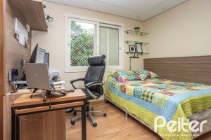 Casa à venda com 270m², 3 dormitórios, 3 suítes, 3 vagas, no bairro Cristal em Porto Alegre