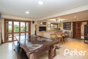 Casa à venda com 270m², 3 dormitórios, 3 suítes, 3 vagas, no bairro Cristal em Porto Alegre