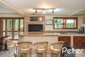 Casa à venda com 270m², 3 dormitórios, 3 suítes, 3 vagas, no bairro Cristal em Porto Alegre