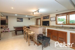 Casa à venda com 270m², 3 dormitórios, 3 suítes, 3 vagas, no bairro Cristal em Porto Alegre