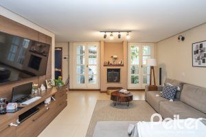 Casa à venda com 270m², 3 dormitórios, 3 suítes, 3 vagas, no bairro Cristal em Porto Alegre