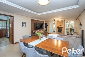 Casa à venda com 270m², 3 dormitórios, 3 suítes, 3 vagas, no bairro Cristal em Porto Alegre