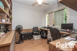 Casa à venda com 270m², 3 dormitórios, 3 suítes, 3 vagas, no bairro Cristal em Porto Alegre