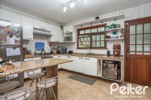 Casa à venda com 270m², 3 dormitórios, 3 suítes, 3 vagas, no bairro Cristal em Porto Alegre