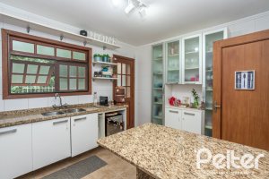 Casa à venda com 270m², 3 dormitórios, 3 suítes, 3 vagas, no bairro Cristal em Porto Alegre