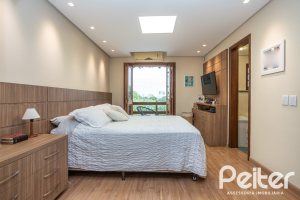 Casa à venda com 270m², 3 dormitórios, 3 suítes, 3 vagas, no bairro Cristal em Porto Alegre