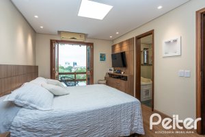 Casa à venda com 270m², 3 dormitórios, 3 suítes, 3 vagas, no bairro Cristal em Porto Alegre