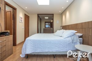 Casa à venda com 270m², 3 dormitórios, 3 suítes, 3 vagas, no bairro Cristal em Porto Alegre