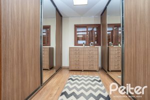 Casa à venda com 270m², 3 dormitórios, 3 suítes, 3 vagas, no bairro Cristal em Porto Alegre