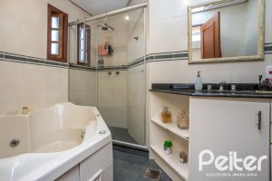 Casa à venda com 270m², 3 dormitórios, 3 suítes, 3 vagas, no bairro Cristal em Porto Alegre