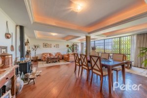 Casa à venda com 250m², 3 dormitórios, 1 suíte, 4 vagas, no bairro Jardim Isabel em Porto Alegre