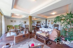 Casa à venda com 250m², 3 dormitórios, 1 suíte, 4 vagas, no bairro Jardim Isabel em Porto Alegre