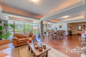 Casa à venda com 250m², 3 dormitórios, 1 suíte, 4 vagas, no bairro Jardim Isabel em Porto Alegre