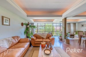 Casa à venda com 250m², 3 dormitórios, 1 suíte, 4 vagas, no bairro Jardim Isabel em Porto Alegre