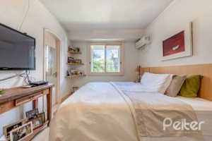 Casa à venda com 250m², 3 dormitórios, 1 suíte, 4 vagas, no bairro Jardim Isabel em Porto Alegre