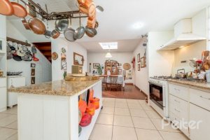 Casa à venda com 250m², 3 dormitórios, 1 suíte, 4 vagas, no bairro Jardim Isabel em Porto Alegre