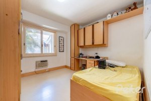 Casa à venda com 250m², 3 dormitórios, 1 suíte, 4 vagas, no bairro Jardim Isabel em Porto Alegre