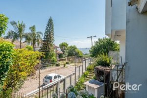 Casa à venda com 250m², 3 dormitórios, 1 suíte, 4 vagas, no bairro Jardim Isabel em Porto Alegre