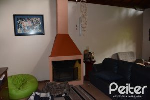 Casa à venda com 239m², 2 dormitórios, 1 suíte, 2 vagas, no bairro Ipanema em Porto Alegre