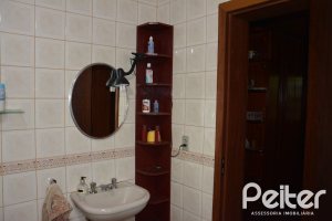 Casa à venda com 239m², 2 dormitórios, 1 suíte, 2 vagas, no bairro Ipanema em Porto Alegre