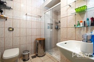 Casa à venda com 150m², 3 dormitórios, 1 suíte, 2 vagas, no bairro Guarujá em Porto Alegre