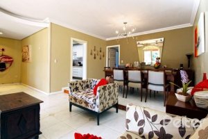 Casa à venda com 150m², 3 dormitórios, 1 suíte, 2 vagas, no bairro Guarujá em Porto Alegre