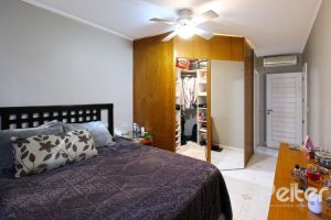 Casa à venda com 150m², 3 dormitórios, 1 suíte, 2 vagas, no bairro Guarujá em Porto Alegre