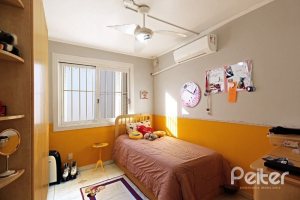 Casa à venda com 150m², 3 dormitórios, 1 suíte, 2 vagas, no bairro Guarujá em Porto Alegre