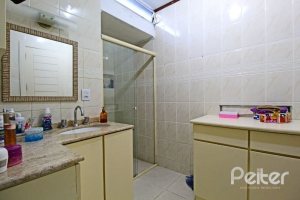 Casa à venda com 150m², 3 dormitórios, 1 suíte, 2 vagas, no bairro Guarujá em Porto Alegre