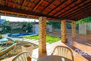 Casa à venda com 150m², 3 dormitórios, 1 suíte, 2 vagas, no bairro Guarujá em Porto Alegre