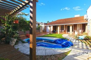 Casa à venda com 150m², 3 dormitórios, 1 suíte, 2 vagas, no bairro Guarujá em Porto Alegre