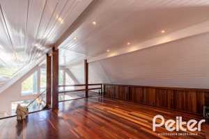 Casa à venda com 380m², 4 dormitórios, 1 suíte, 4 vagas, no bairro Guarujá em Porto Alegre