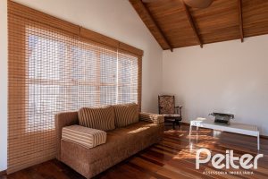 Casa à venda com 380m², 4 dormitórios, 1 suíte, 4 vagas, no bairro Guarujá em Porto Alegre
